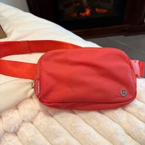 Lululemon Everywhere Belt Bag in Pale Raspberry